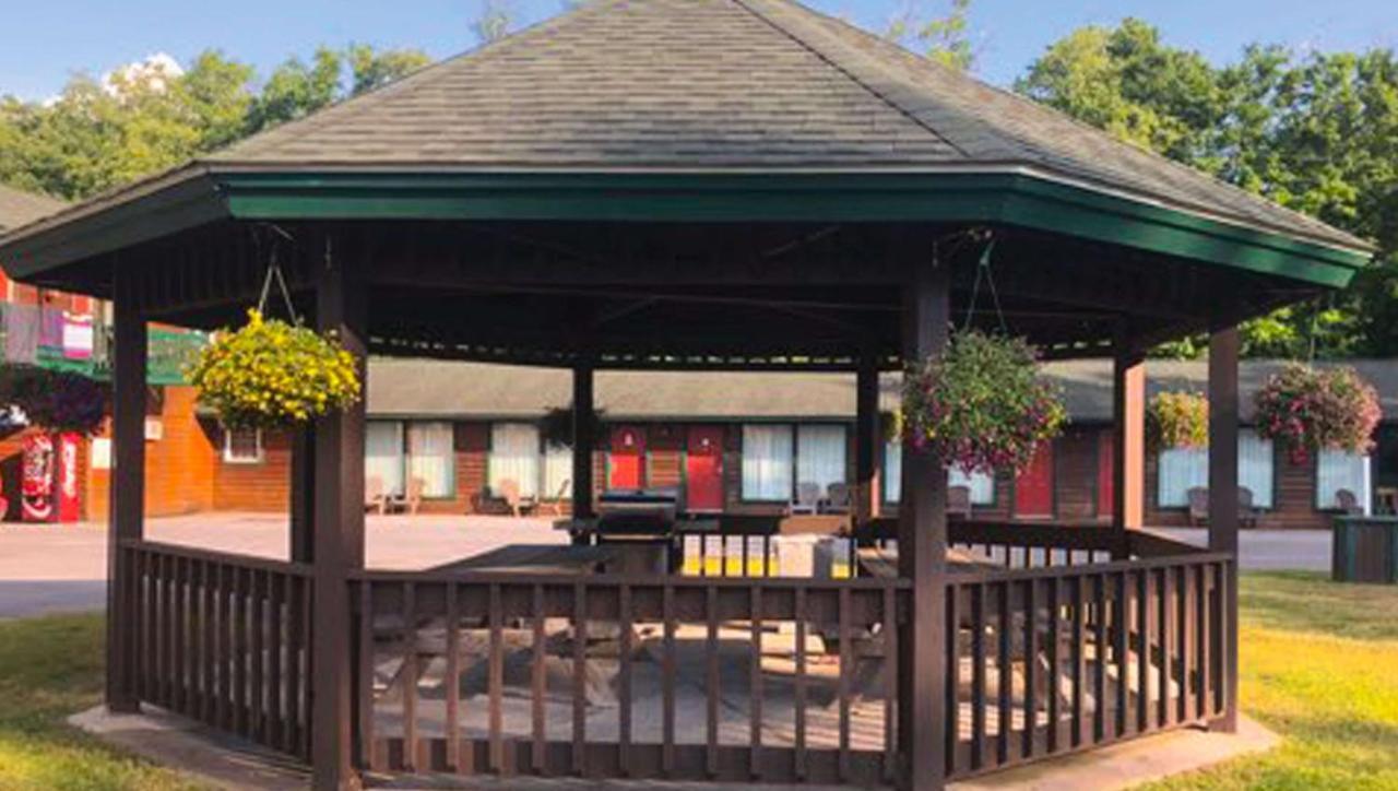 Adirondack Lodge *